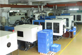 Injection device and demoulding method of injection molding mold